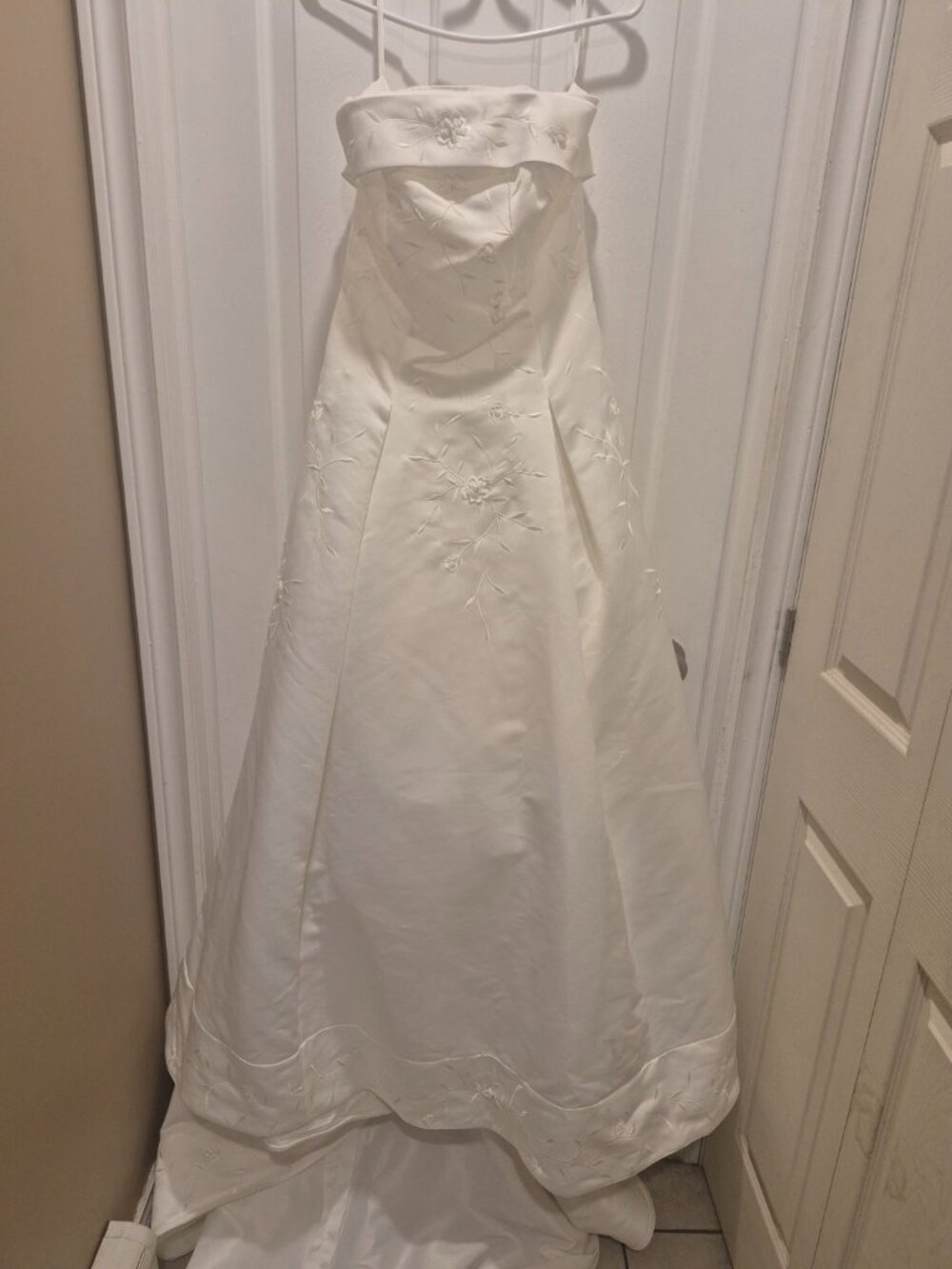 Classic Embroidered Satin Wedding Dress – Size 12 – Ivory – Elegant A-Line